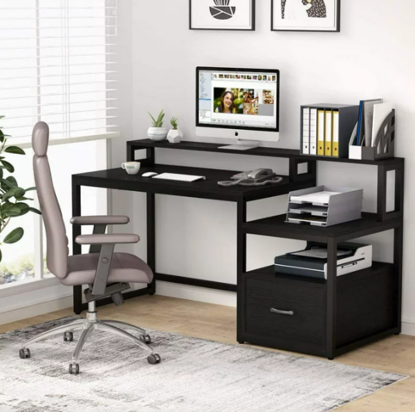 Meja kerja dengan desain berlaci yang memberikan ruang penyimpanan tambahan